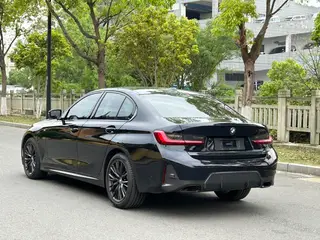 BMW 3 Series 2023 330i M Set de nuit de sport extérieur photo 4
