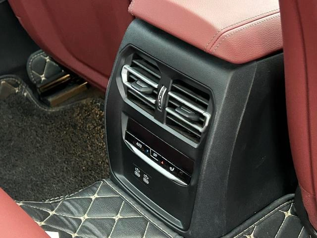 BMW 3 Series 2023 330i M Set de nuit de sport intérieur photo 14