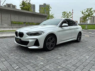 BMW 1 Series 2023 120i M Version sportive extérieur photo 1