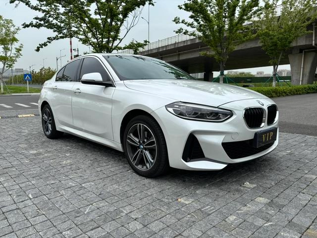 BMW 1 Series 2023 120i M Version sportive extérieur photo 2