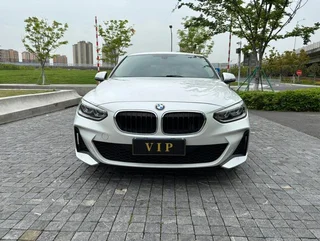 BMW 1 Series 2023 120i M Version sportive extérieur photo 3