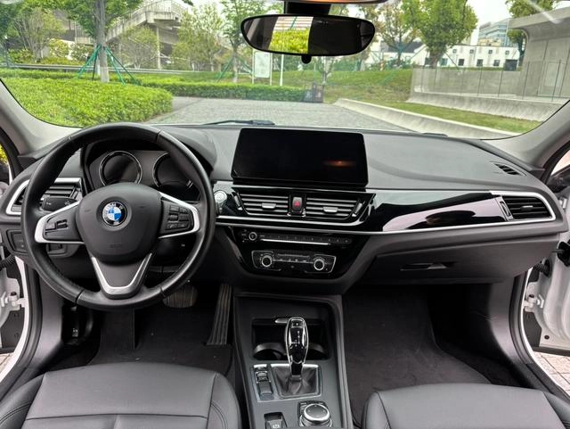 BMW 1 Series 2023 120i M Version sportive extérieur photo 5