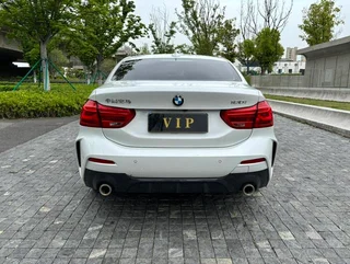 BMW 1 Series 2023 120i M Version sportive intérieur photo 7