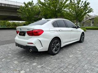 BMW 1 Series 2023 120i M Version sportive intérieur photo 8