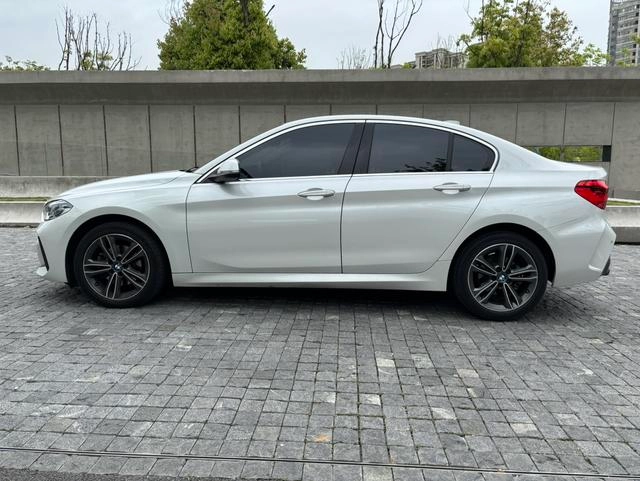 BMW 1 Series 2023 120i M Version sportive intérieur photo 9