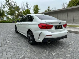 BMW 1 Series 2023 120i M Version sportive intérieur photo 10