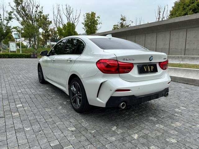 BMW 1 Series 2023 120i M Version sportive intérieur photo 10