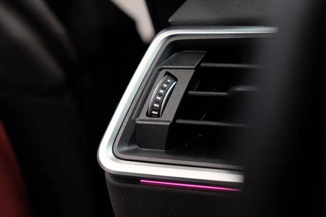 BMW 4 Series 2023 425i M Sports suit interior photo 18
