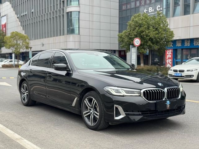 BMW 5 Series 2022 530Li Leading Type M Sports suit exterior photo 3