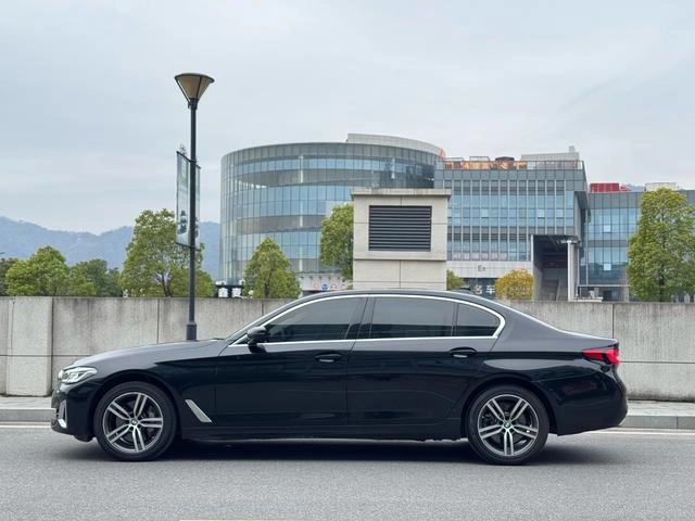 BMW 5 Series 2022 530Li Leading Type M Sports suit exterior photo 4