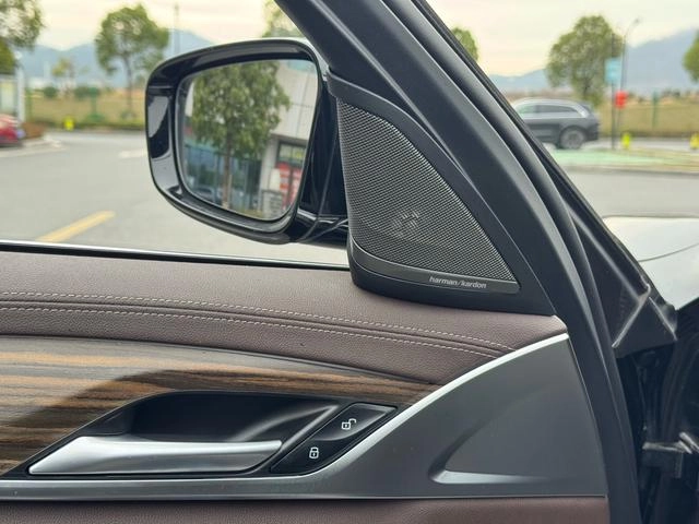 BMW 5 Series 2022 530Li Leading Type M Sports suit exterior photo 5
