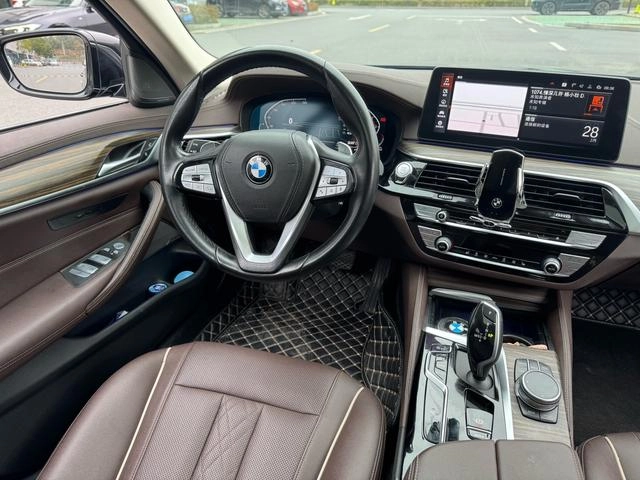 BMW 5 Series 2022 530Li Leading Type M Sports suit exterior photo 7
