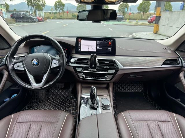 BMW 5 Series 2022 530Li Leading Type M Sports suit exterior photo 9