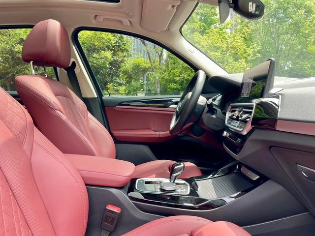 BMW X3 2022 xDrive25i M Sports suit interior photo 13
