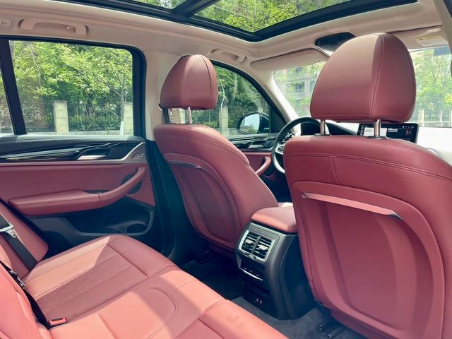 BMW X3 2022 xDrive25i M Sports suit interior photo 14
