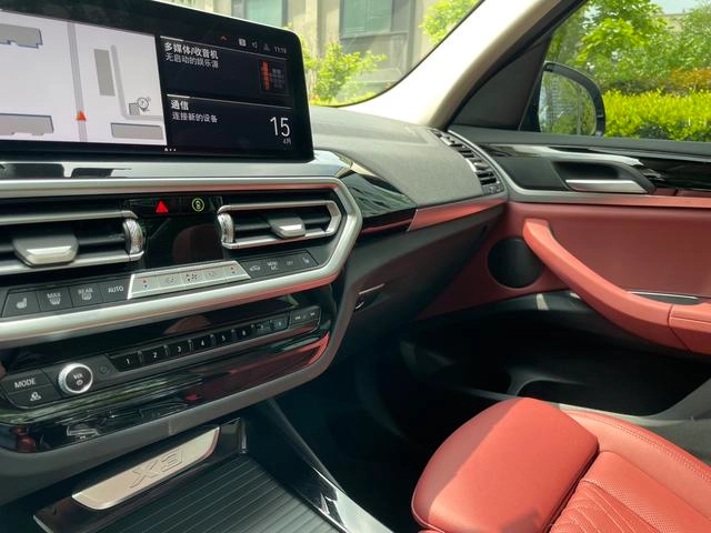 BMW X3 2022 xDrive25i M Sports suit interior photo 17