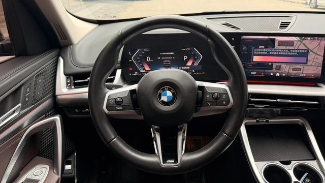 BMW X1 2023 sDrive25Li M Спортивный костюм интерьер фото 7