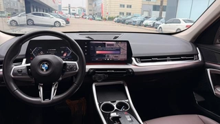 BMW X1 2023 sDrive25Li M Спортивный костюм интерьер фото 8