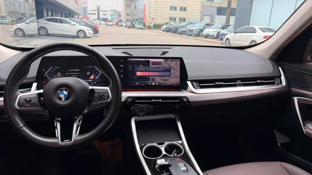 BMW X1 2023 sDrive25Li M Спортивный костюм интерьер фото 8