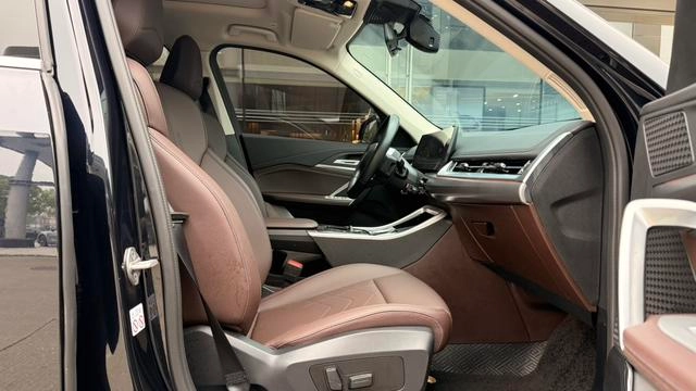 BMW X1 2023 sDrive25Li M Спортивный костюм интерьер фото 11