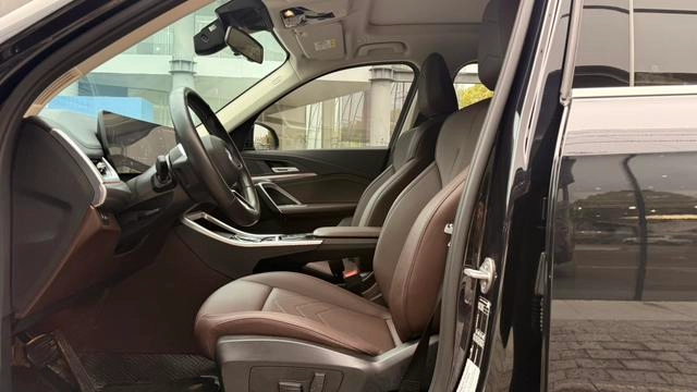 BMW X1 2023 sDrive25Li M Спортивный костюм интерьер фото 12