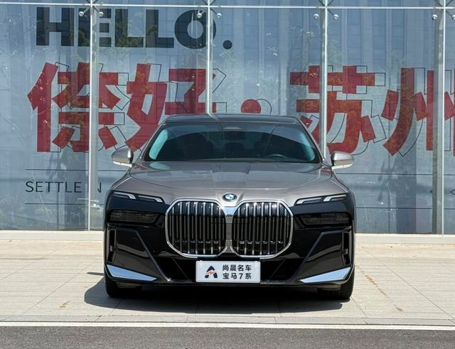 BMW 7 Series 2023 735Li M Sports suit exterior photo 2