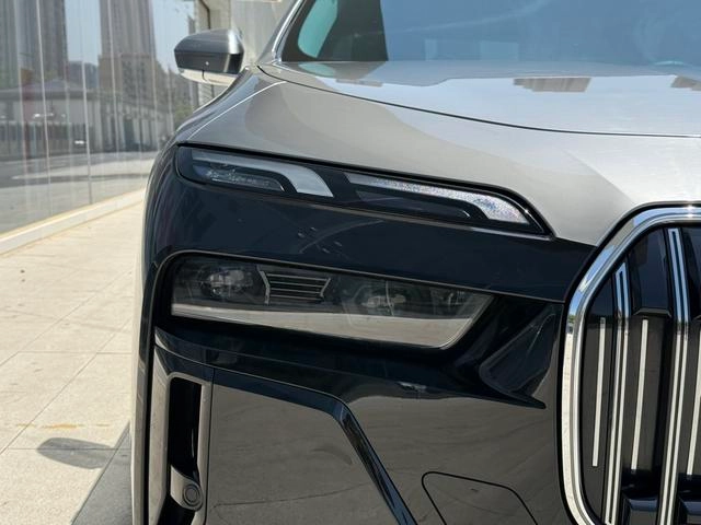 BMW 7 Series 2023 735Li M Sports suit exterior photo 4