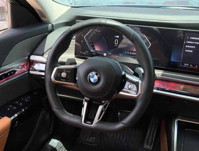 BMW 7 Series 2023 735Li M Sports suit exterior photo 5
