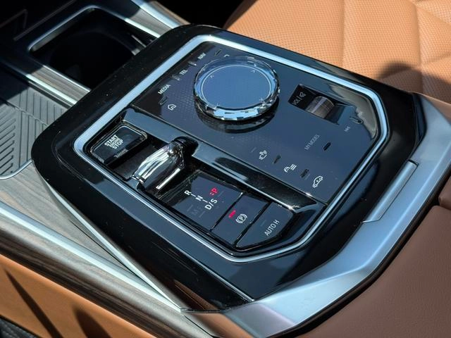 BMW 7 Series 2023 735Li M Sports suit exterior photo 9