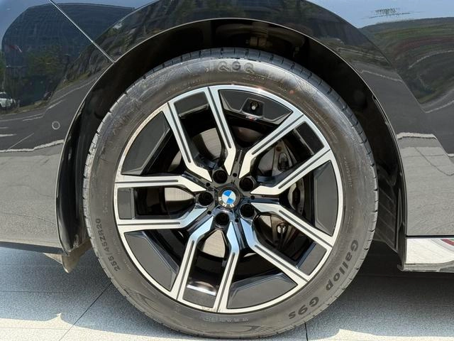 BMW 7 Series 2023 735Li M Sports suit interior photo 18