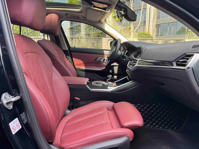 BMW 3 Series 2022 325Li M Sports suit interior photo 9