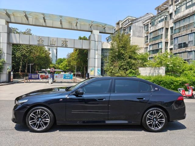 BMW 5 Series 2025 525Li M Sports suit exterior photo 3
