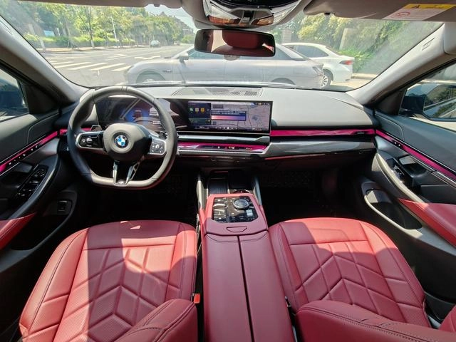 BMW 5 Series 2025 525Li M Sports suit interior photo 8