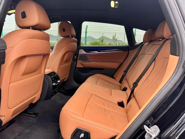BMW 6 Series GT 2022 630i M Conjunto deportivo interior foto 9