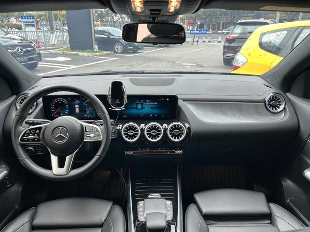 Mercedes-Benz GLA 2022 GLA 200 интерьер фото 11