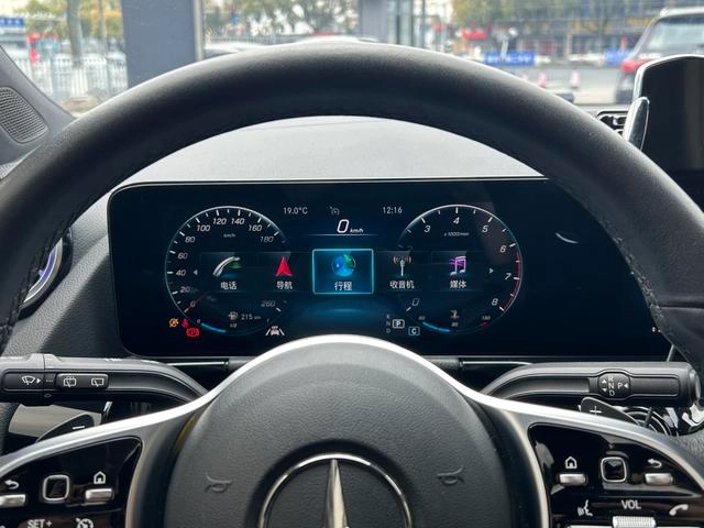Mercedes-Benz GLA 2022 GLA 200 интерьер фото 15