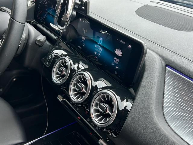 Mercedes-Benz GLA 2022 GLA 200 интерьер фото 16