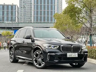 BMW X5 2022 Mise à jour xDrive 40Li M Ensemble de sport extérieur photo 3
