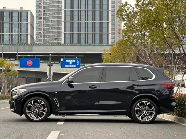 BMW X5 2022 Mise à jour xDrive 40Li M Ensemble de sport extérieur photo 4