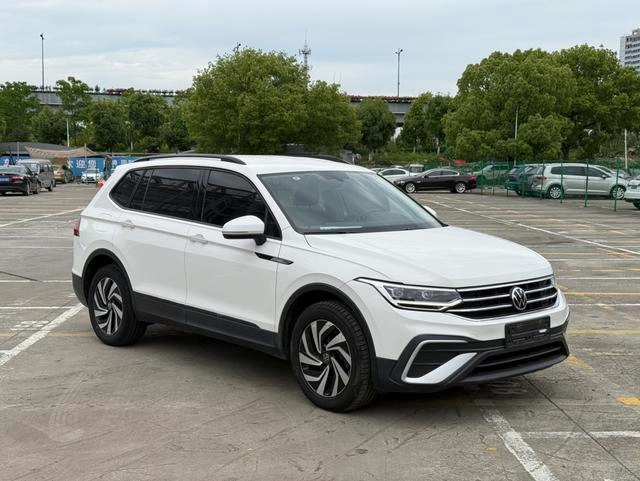 Volkswagen Tiguan L 2022 330TSI Version de confort automatique à deux roues motrices extérieur photo 3