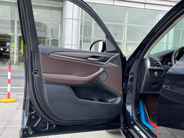 BMW X3 2022 xDrive30i Leading Type M Obsidian Night Suit interior photo 17