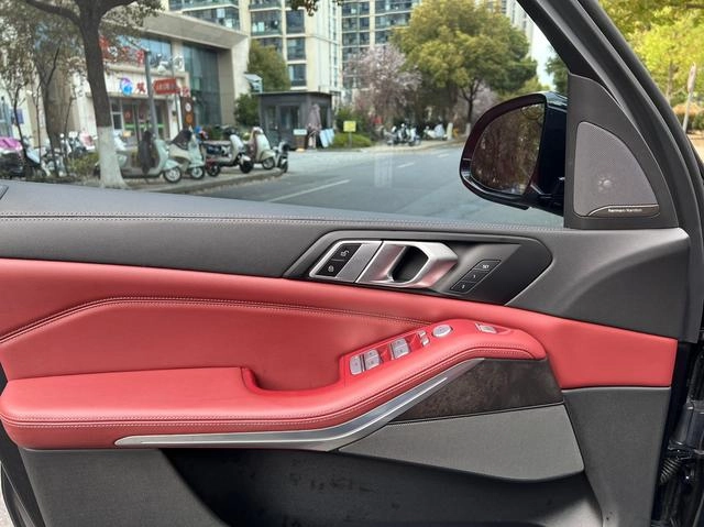 BMW X5 2022 xDrive 30Li M Sports suit interior photo 10