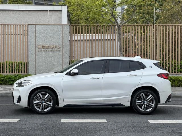 BMW X2 2022 sDrive25i M Спортивный костюм экстерьер фото 5