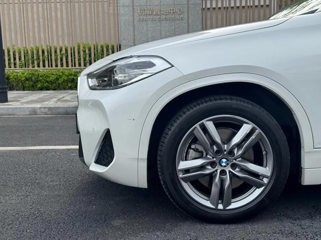 BMW X2 2022 sDrive25i M Спортивный костюм экстерьер фото 6