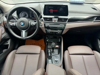 BMW X2 2022 sDrive25i M Спортивный костюм интерьер фото 12