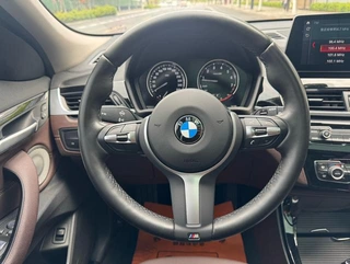 BMW X2 2022 sDrive25i M Спортивный костюм интерьер фото 14