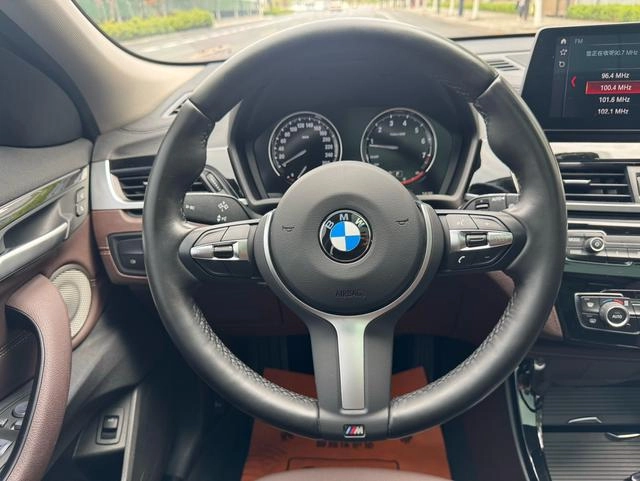 BMW X2 2022 sDrive25i M Спортивный костюм интерьер фото 14