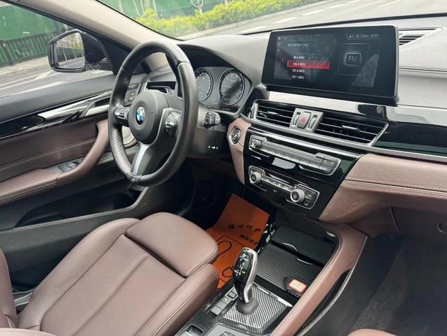 BMW X2 2022 sDrive25i M Спортивный костюм интерьер фото 16