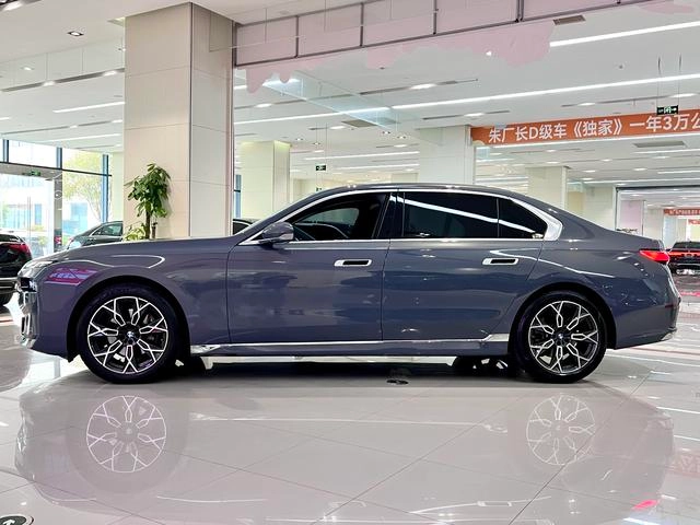 BMW 7 Series 2023 735Li Роскошный набор экстерьер фото 3