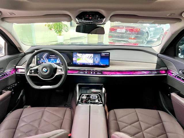 BMW 7 Series 2023 735Li Роскошный набор интерьер фото 6